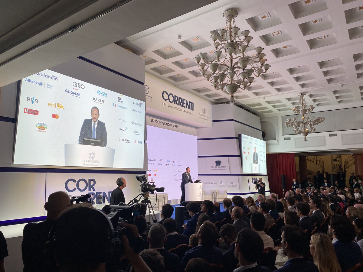 Al via la relazione del Presidente <a href="/RiDiStefano/">Riccardo Di Stefano</a> a #Capri2023, “Correnti: sfide, contraddizioni, opportunità”
Segui la diretta streaming: giovanimprenditori.org