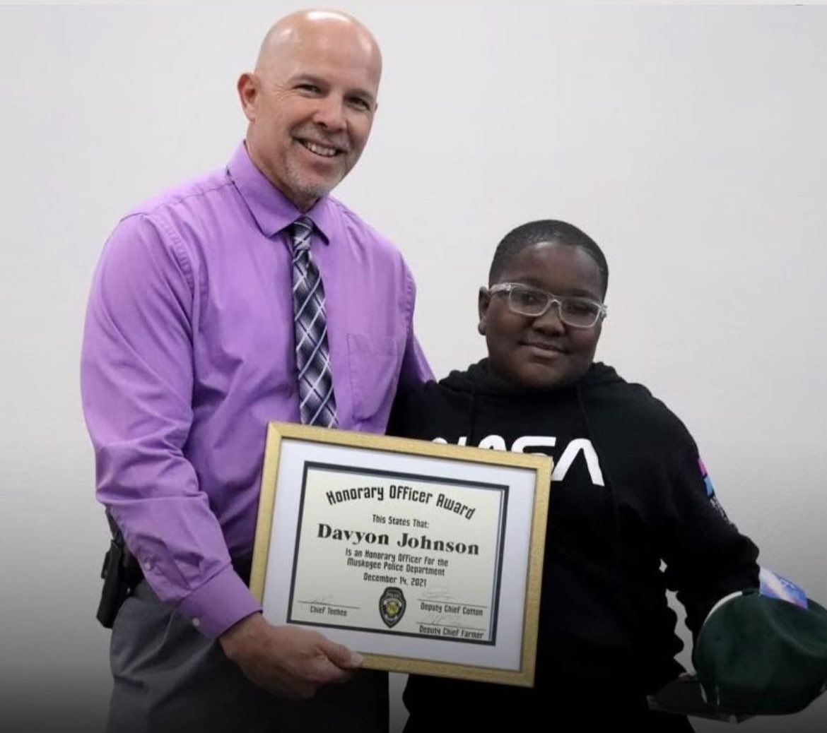 DailyLoud's tweet photo. In 2021, 11-year-old Davyon Johnson saved a classmate from choking and a woman from a fire in the same day. A true hero who should be honored forever 🙏💯 https://t.co/uNF1jd1z82