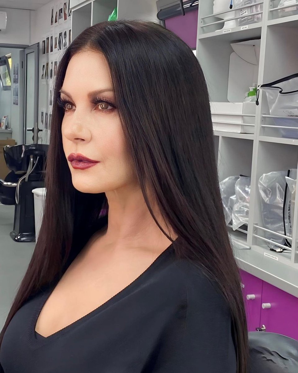 meyvibe's tweet photo. แม่ทิชชช!!! GODDDD!!!
#Wednesday #Morticia #CatherineZetaJones https://t.co/OJj60qakX4