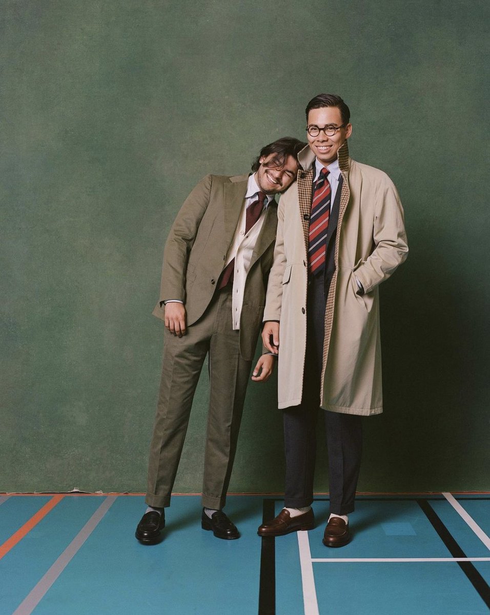 bonnegueule's tweet photo. Dans un contexte ou le costume permet de la vitesse, les cols sont de moins en moins noués. Alors comment porter la cravate club aujourd’hui ? Tout simplement comme à l’initial, dans un look #preppy habillé ou décontracté sans se prendre la tête. #clubtie https://t.co/nMu7lt5AzP