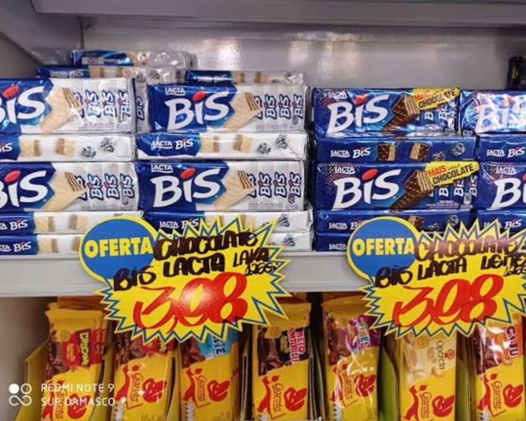 🚨 #GRAVE Protestos contra o chocolate BIS tomam conta do país nessa sexta-feira. Mais de 550 supermercados tiveram que fechar as portas. Na Internet a hashtag #BisNuncaMais é a mais citada no mundo. Lacta estuda tirar o produto de circulação. Felipe Neto está em pânico pedindo