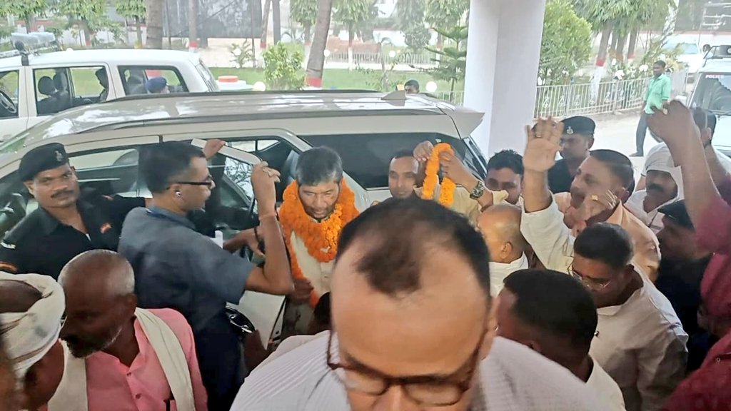 PashupatiParas's tweet photo. आज संसदीय क्षेत्र हाजीपुर के सर्किट हॉउस आगमन पर रालोजपा और दलित सेना के कार्यकर्ताओं एवं समर्थकों ने स्वागत किया। https://t.co/Kzg3oTcHQu