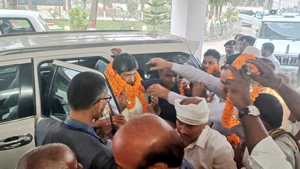 PashupatiParas's tweet photo. आज संसदीय क्षेत्र हाजीपुर के सर्किट हॉउस आगमन पर रालोजपा और दलित सेना के कार्यकर्ताओं एवं समर्थकों ने स्वागत किया। https://t.co/Kzg3oTcHQu
