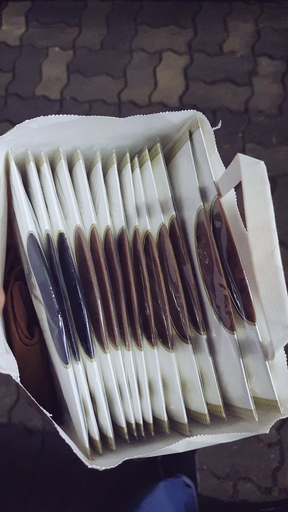 저희집 옷장에는 스타킹이 항상있어요.
일주일에 한두장정도 밤에 사용하고 버리지요.
저는 혹시라도 떨어질까봐 겨울준비하는 곰마냥 모아둔답니다

사용량이 많다보니
당근에 스타킹 키워드를 걸어두고
저렴하게 판매하는분께 사오기도 하구요.

오랜만에 당근을했고
오늘 밤 사용해봐야겠어요😚☺️