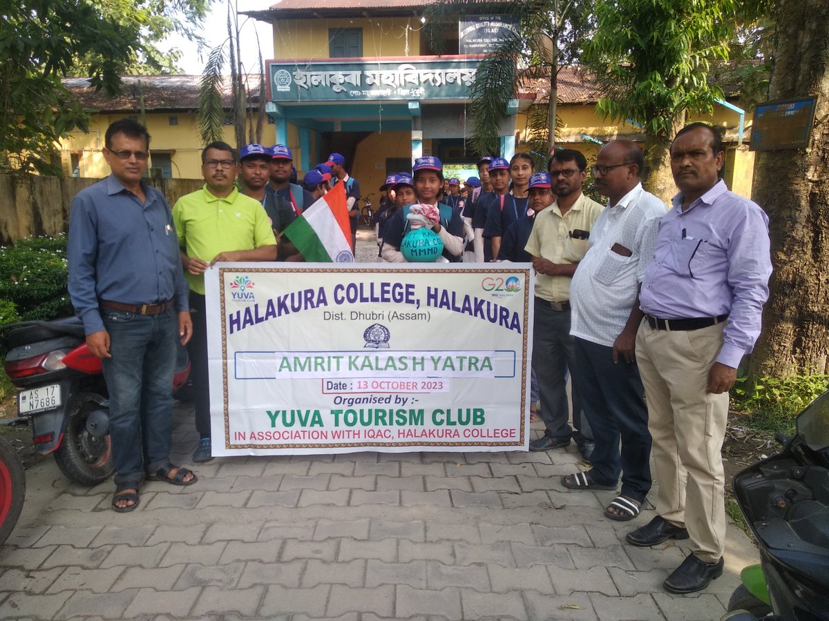 nsshalakaura's tweet photo. Meri Maati Mera Desh, Amrit Kalash Yatra today(13/10/23) Organised by NSS Unit Halakura College, Dhubri-Assam, Organised by NSS Unit in Association with Yuva Tourism Club. The Kalash Yatra Started from Halakura College to Agomani Block Office. https://t.co/7K5idPfE9P