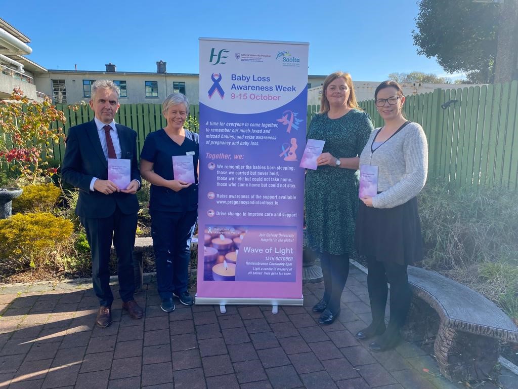 To mark Baby Loss Awareness Week the Women and Children's MCAN in Saolta have launched a helpful booklet with information, resources and supports to help families dealing with #babyloss 📸Prof John Morrison, Helen Byrnes, Siobhan Canny, and Priscilla Neilan