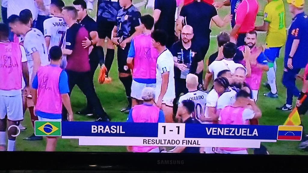 buhorosa's tweet photo. @giraltpablo Pablo desde Venezuela te saludamos con💝. Por aqui en familia no se pierden ni un  programa q conduces con tanto profesionalismo y con un concepto relajado q transmite alegría.  
Gracias !! Somos Vinotinto 🇻🇪 https://t.co/gjt2UyG13Y
