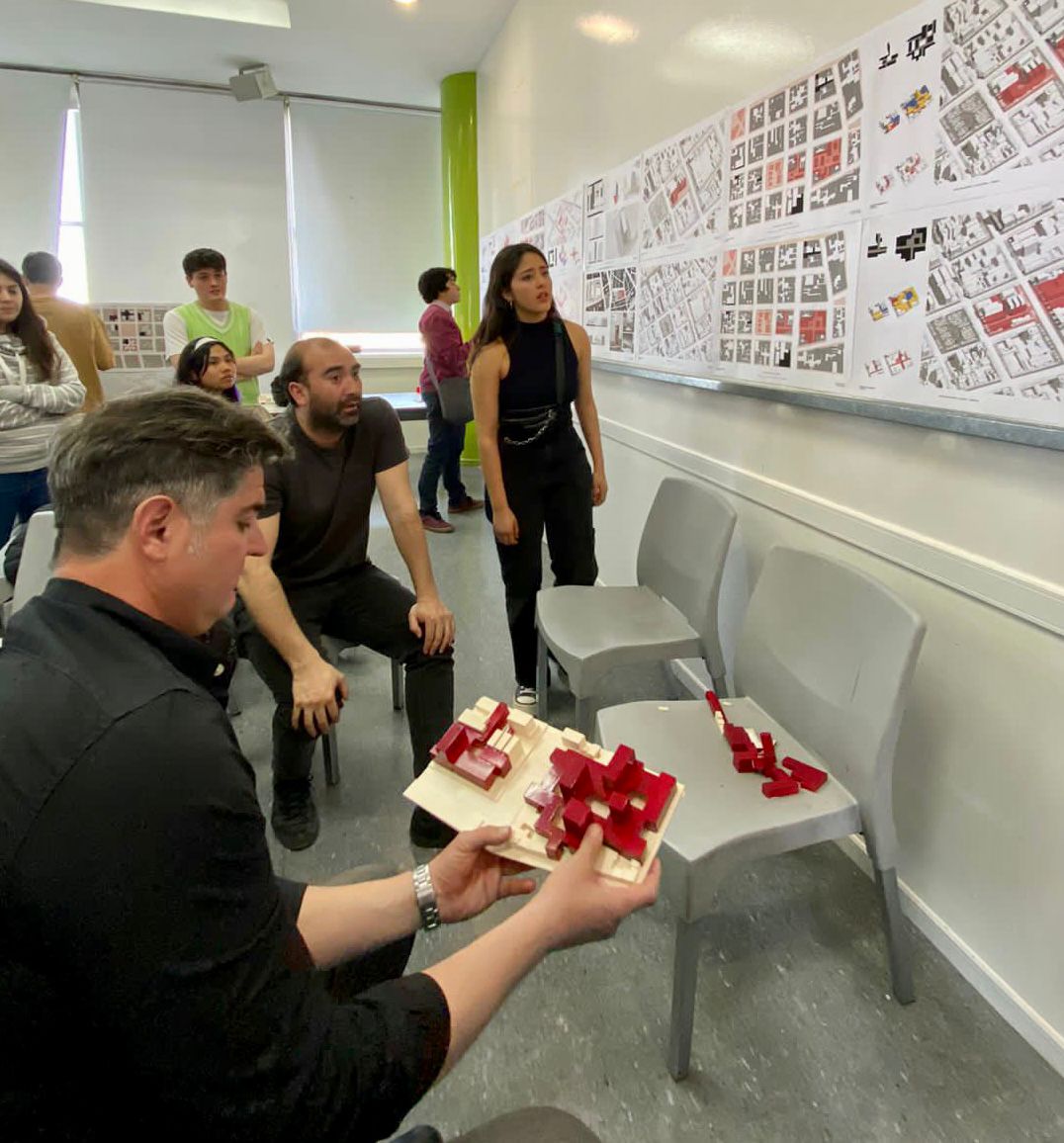 Profesores y estudiantes se reunieron con autoridades en Mendoza.

El Taller de Formación y Representación IV —guiado por Luis Eduardo Bresciani, Paula Orta, Nicolás Urzua, Felipe Alarcón y Carmen Freed— realizó una visita académica a la ciudad argentina.

arquitectura.uc.cl/proyectos/noti…