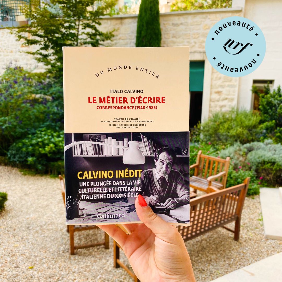 Gallimard's tweet photo. #ITALOCALVINO 🇮🇹  

Nous commémorons aujourd'hui les 100 ans de la naissance d'Italo Calvino.

Plongez dans la vie culturelle et littéraire italienne du XX° siècle avec "Le métier d’écrire. Correspondance (1940-1985)", en collection Du monde entier.

▶️ https://t.co/dfRYe90w8s https://t.co/89JHPdOkOS