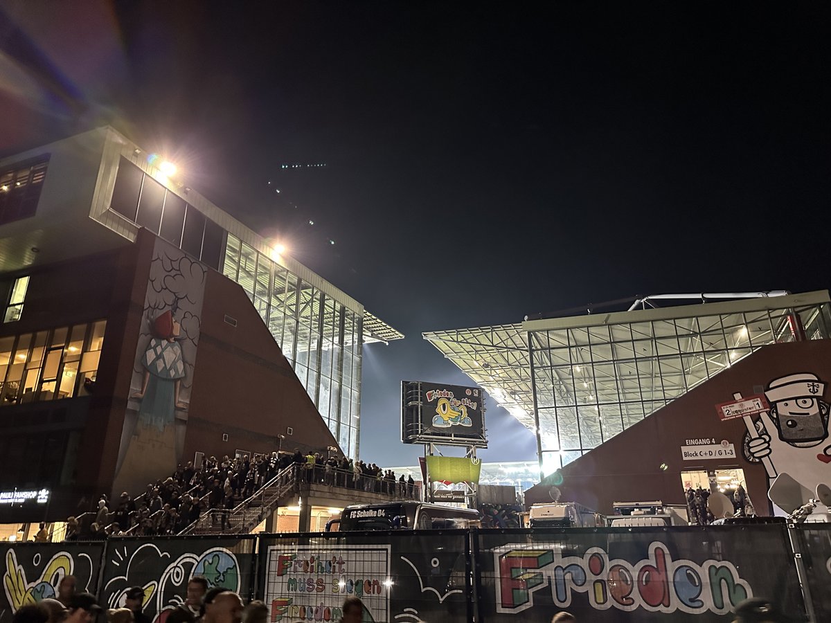 Leberschmerz's tweet photo. Nachhaltigkeit ist leicht gefordert und im gesellschaftlichen Alltag schwer umzusetzen. Das zeigt unsere neue Folge: Wir zeigen, wie @fcstpauli die erste Bio-Stadionwurst auf den Grill brachte. 
Hören kannst Du das überall, wo es Podcasts gibt, oder hier: https://t.co/oU4QlCeLmb https://t.co/diGOn7xnDG