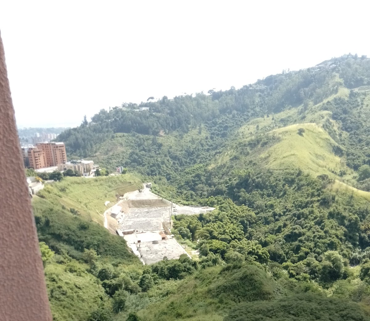 yoyita28's tweet photo. Abandonada las canchas que hicieron, esto es #LosSamanes #Baruta,#Caracas  Fuerza vecinal y autorización de la alcaldía, lavaron dinero? 
Solo destruyeron naturaleza y molestaron a la comunidad con ruido 🔕
Todavía está el letrero "Gorrin".
Quienes son los responsable? https://t.co/dXwV1q53MC