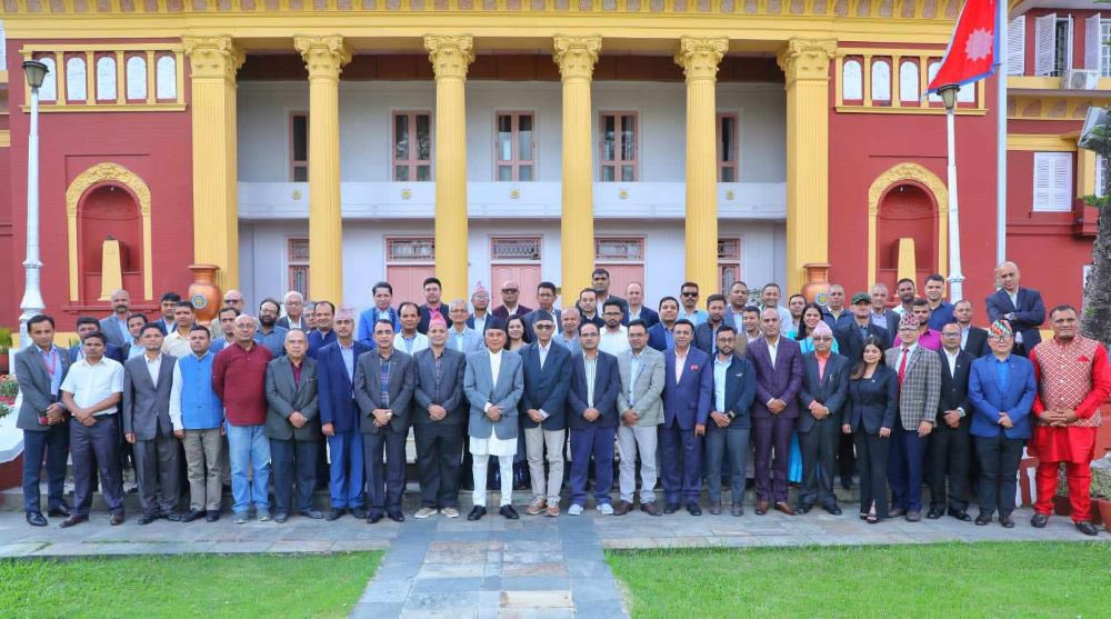 अस्ति भर्खर सम्पादकहरु बोलाएर गुनासो गरेका बुढाले फेरी आज एक हुल पत्रकार रिझाउन बोलाएछन्! त्यसै सादगी भइन्न यो संसारमा😂😂