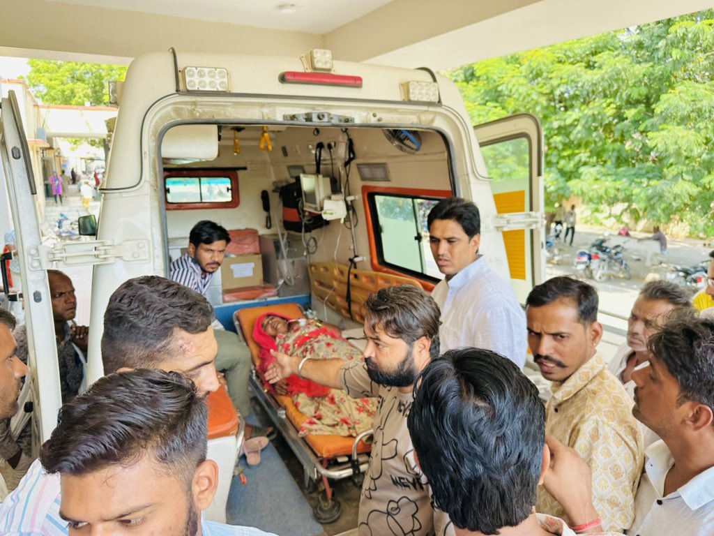 DrVikasAjmer's tweet photo. किशनगढ़ के ब्रजपुरा गांव के पास हुई सड़क दुर्घटना का दुःखद समाचार सुनकर राजकीय अस्पताल पहुंचकर घायलों की कुशलक्षेम जानी।
गंभीर अवस्था में घायलों को अतिशीघ्र अजमेर जिला अस्पताल रेफर करवाया।
ईश्वर से सभी के सकुशल स्वास्थ्य लाभ की कामना करता हूँ।
#किशनगढ़ https://t.co/0KgpLjW0gj