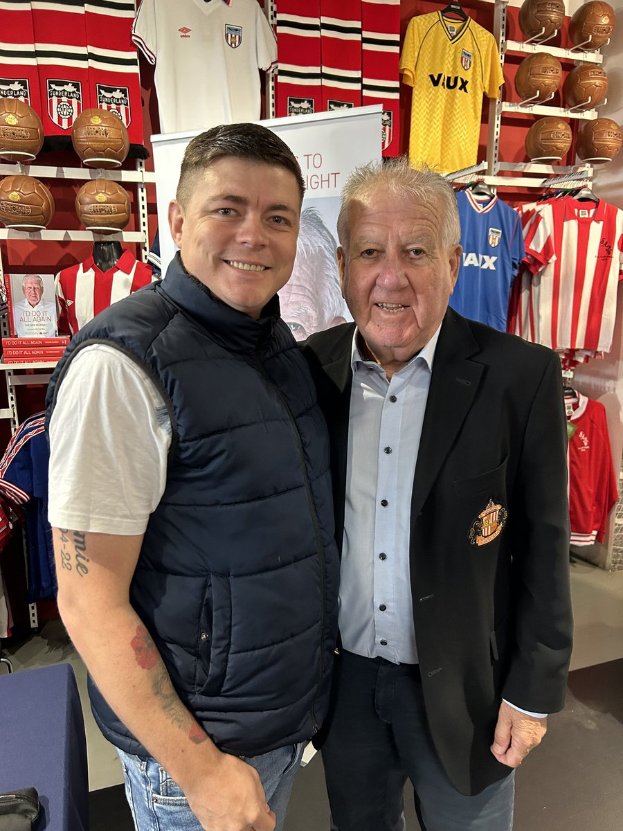 An absolute pleasure meeting Sir Bob Murray today at his book signing. 
Bought the book and had it signed to my granda ❤️🤍
@SAFCFoL @SunderlandAFC 
#safc @BeaconofLight