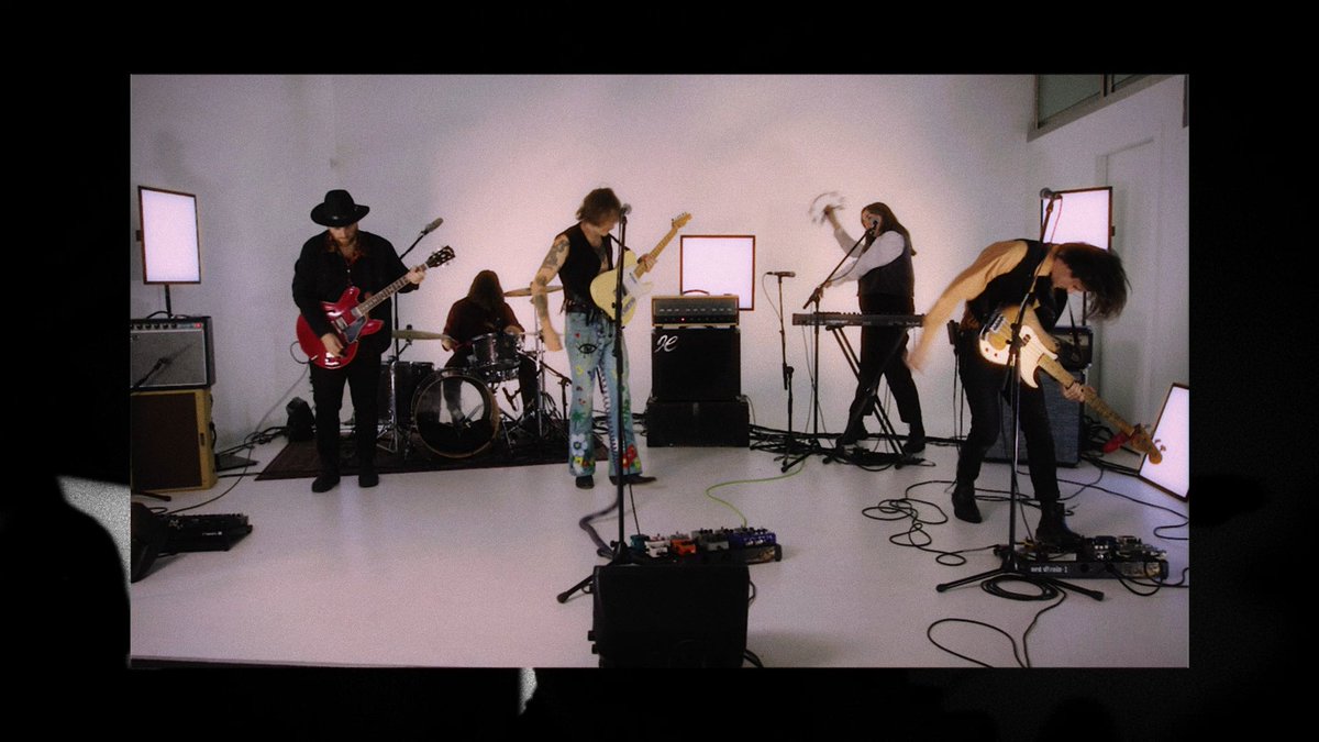 🔮 𝗞𝗮𝗹𝗲́𝗶𝗱𝗼𝘀𝗰𝗼𝗽𝗲 est (ENFIN) out! 😵
→ caravanemusique.com/kaleidoscope ←
Allez nous voir jouer ça live pour la 1ère fois et allez streamer ça en masse!!! Ça aura pris 5 ans avant de sortir de la nouvelle miuzzz, mais on n'est pas peu fiers du résultat 🥹