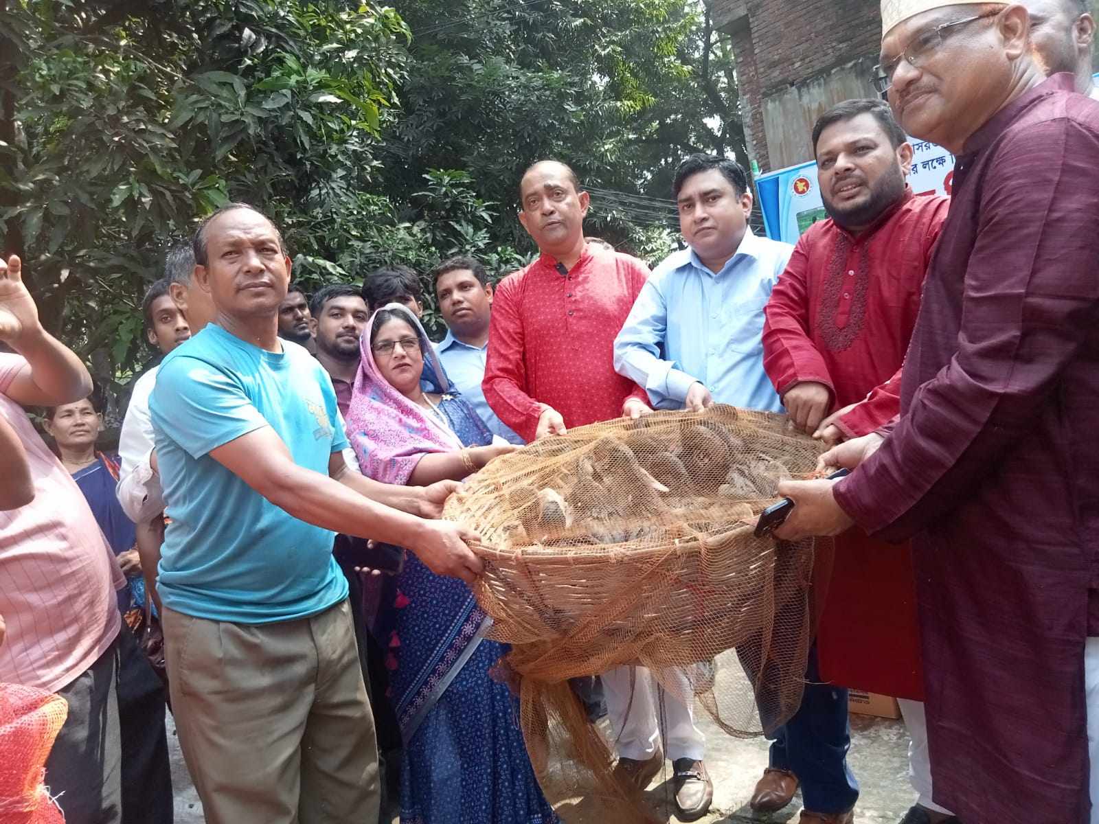 কালিয়াকৈরে ক্ষুদ্র নৃগোষ্ঠীর মাঝে হাঁস বিতরন