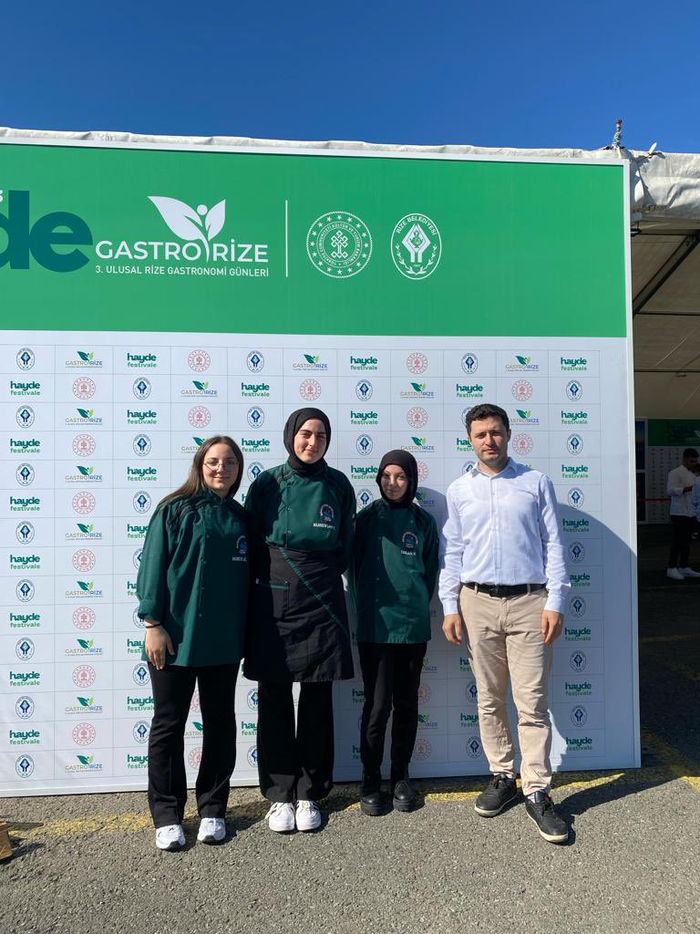 iyideremtal's tweet photo. 3. Ulusal Rize gastronomi günlerinde biz de yerimizi aldık🧑🏻🍳👩🏻🍳 #rize #GastroRize #HaydeFestivale #gastrofestrize #Influencer #rizebelediyesi @rizebelediye @gastrorizefest @rahmimetin @iyideremem @RizeMem53 @organizasyonRB https://t.co/DQtkCVMRZe