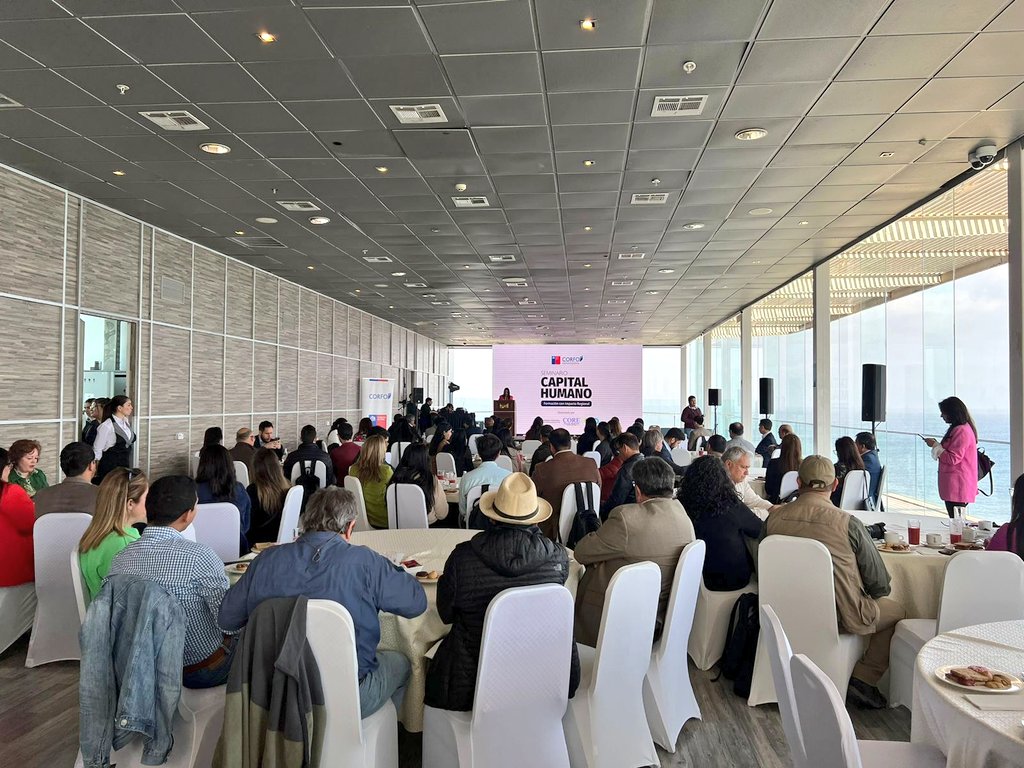 AiepAntofa's tweet photo. Ahora, @pia_barros jefa de la Escuela de Gastronomía, Hotelería y Turismo,  es parte del panel de conversación del seminario #capitalhumano 
Junto a @CEIM_FEE @fulcro_afta y #Coresemin. Modera @jizamorano de @CorfoAntofa https://t.co/8Rj6cVc0lu