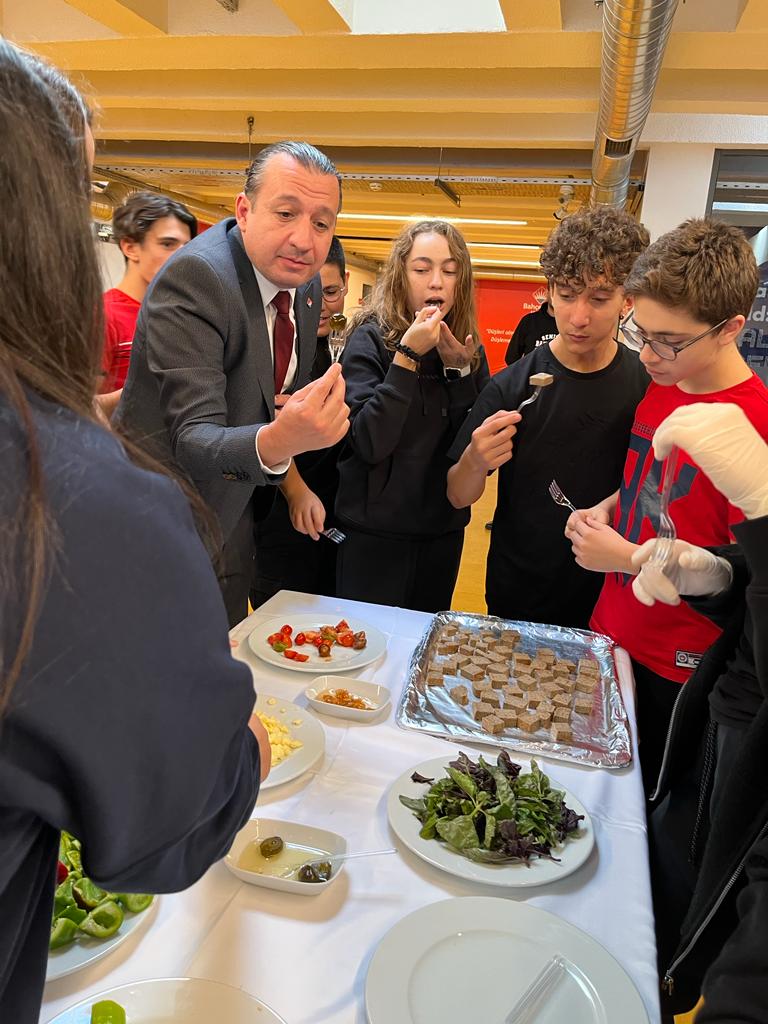 Okulumuzda, Ata Tohum Projemiz kapsamında öğrencilerimiz Ata tohumuna dair detaylı bir sunum gerçekleştirdi. Genel müdürlük eğitim yöneticilerimizin de desteği ve katılımıyla gerçekleşen etkinlikte seramızda yetişen tohumlardan elde edilen mahsullerimizin de tadımı yapıldı.