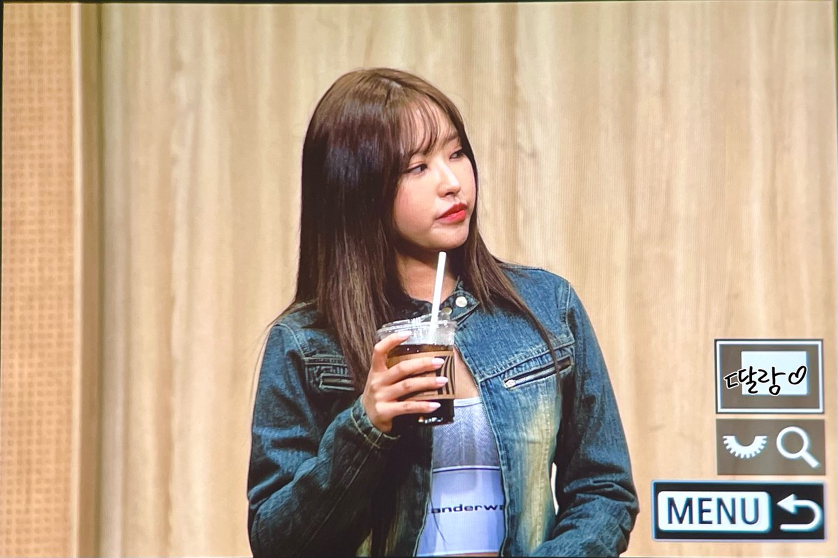 ddaIang's tweet photo. 231013 팬싸인회

청바지가 잘 어울리는 여자 😀

#루셈블 #Loossemble #혜주 #HyeJu https://t.co/HdJjD09qAV