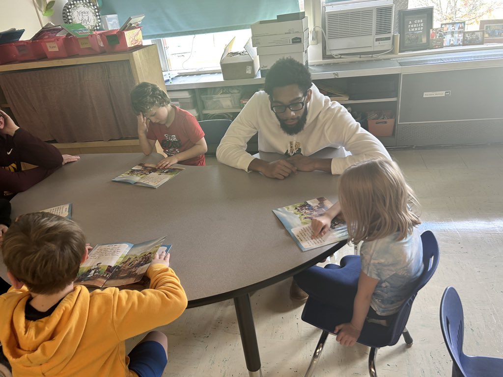 𝙀𝙣𝙜𝙖𝙜𝙚 𝙖𝙣𝙙 𝙘𝙤𝙣𝙣𝙚𝙘𝙩. 

Our team had the opportunity to complete community service outings at local schools. The team enjoyed connecting with local students. 

#WingsUp