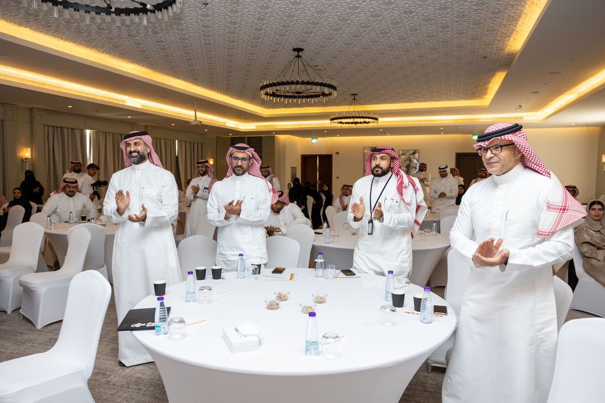 AbdulrahmanMNS's tweet photo. إيماناً منّا بأن رأس المال البشري هو الوقود الحقيقي للوصول إلى مستهدفات البنك وتحقيقاً لرؤية السعودية 2030 🇸🇦

استمعنا لبعضنا البعض، وتبادلنا المقترحات البنّاءة ..

فخور بفريق البنك وبجهودهم وبقُدرتهم ..
*25 زميل وزميلة* شاركونا تحديثات مختلف الإدارات ومنجزاتها، استمعنا لهم بشغف، عشنا بها روح البنك وتكامل الإنجاز.

لقاء مليء بالطموح والشغف والإلهام والتطلّعات التي سنحققها سوياً لخدمة المنشآت الصغيرة والمتوسطة ..