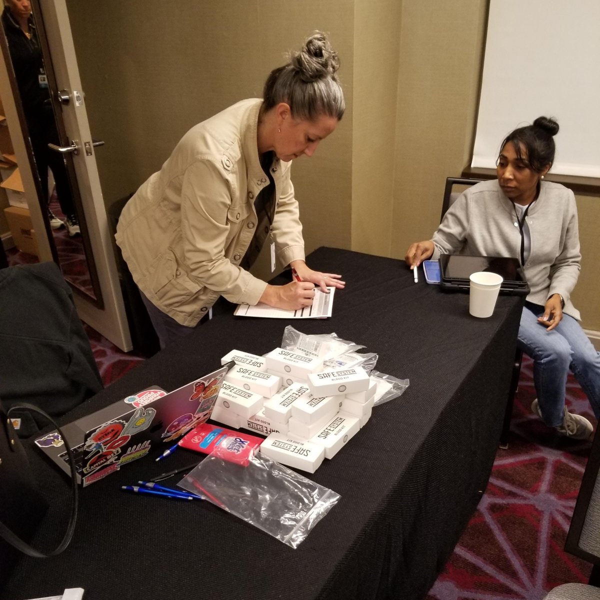 usantidoping's tweet image. Running towards #CleanSport! 🏃

USADA traveled to the @ChiMarathon last weekend for pre-competition and in-competition testing planned in collaboration with the @aiu_athletics. Thank you to all athletes who choose to #CompeteClean!