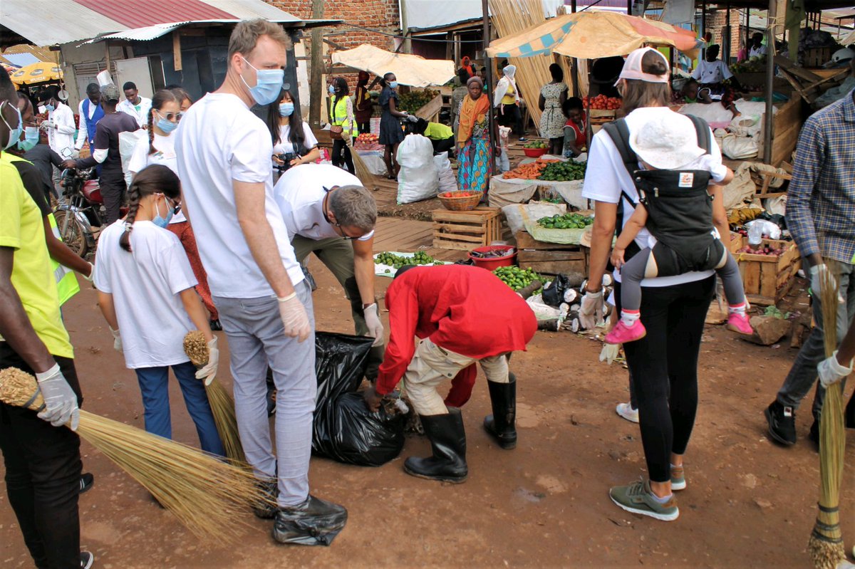 Today, students from the Department of Environmental Science organised a clean-up drive and environmental awareness campaign at the Ggaba landing site & sensitised the community on proper solid waste management.
This was in partnership with @KUEMA23,  @KCCAUG &  @monetixio