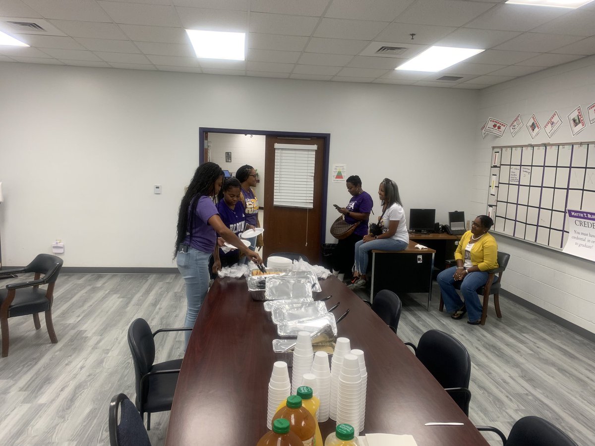 A BIG Blount thank you to the Blount PTSA, Queen’s Quest, and Maple Street Biscuits for providing breakfast for our staff on Friday morning. Go Leopards!