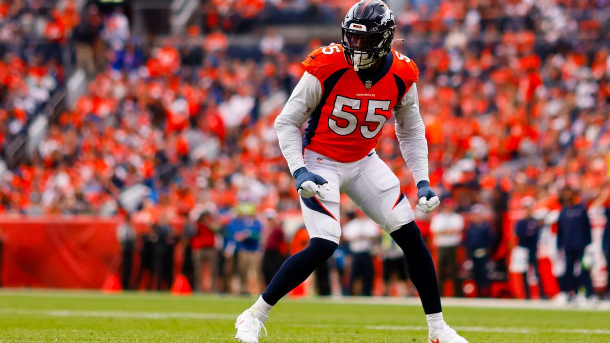 TouchbackPT's tweet photo. Os #Broncos dispensaram pass-rusher veterano, Frank Clark, avança @RapSheet.
O jogador é agora livre para assinar por qualquer equipa após só ter feito 2 jogos pela equipa de Denver. #NFLEleven https://t.co/B98aPIXLsV