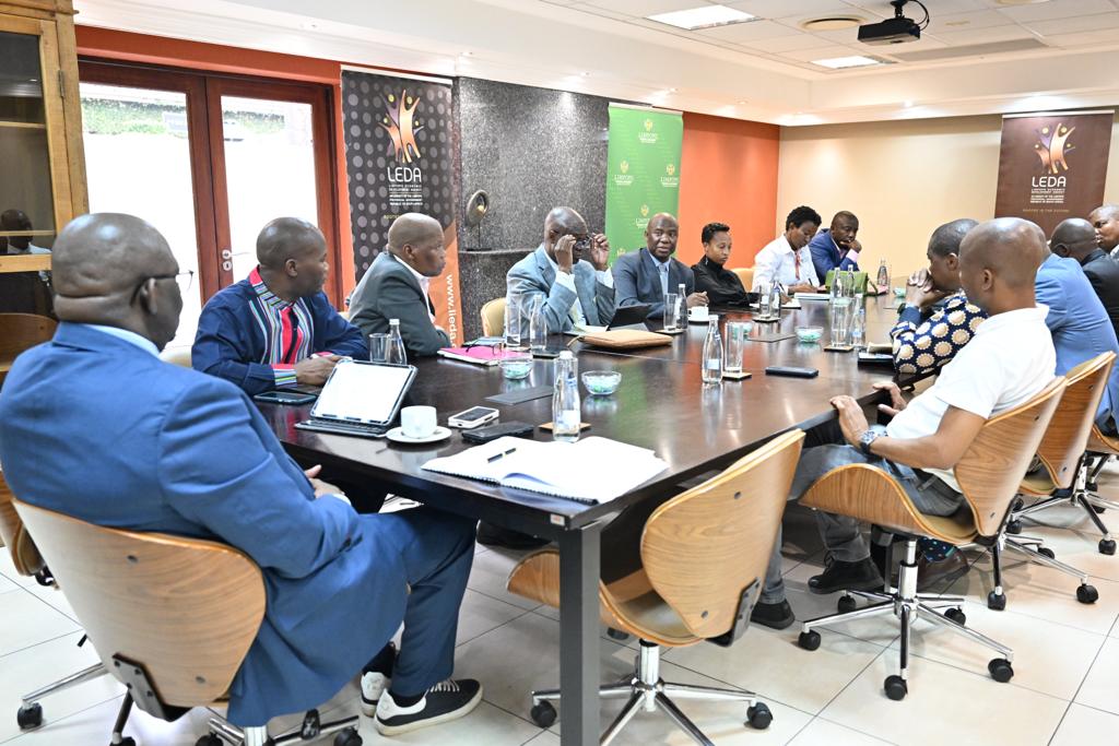 Limpopoecon's tweet photo. MEC Monama of @LimpopoLEDET, during the briefing session with his Executives during the launch of Limpopo Investment Conference 23. 'We need to invigorate all our efforts towards promoting our growth sectors in pursuance of the Industrialization agenda of the province' https://t.co/Le6SyHxGiB