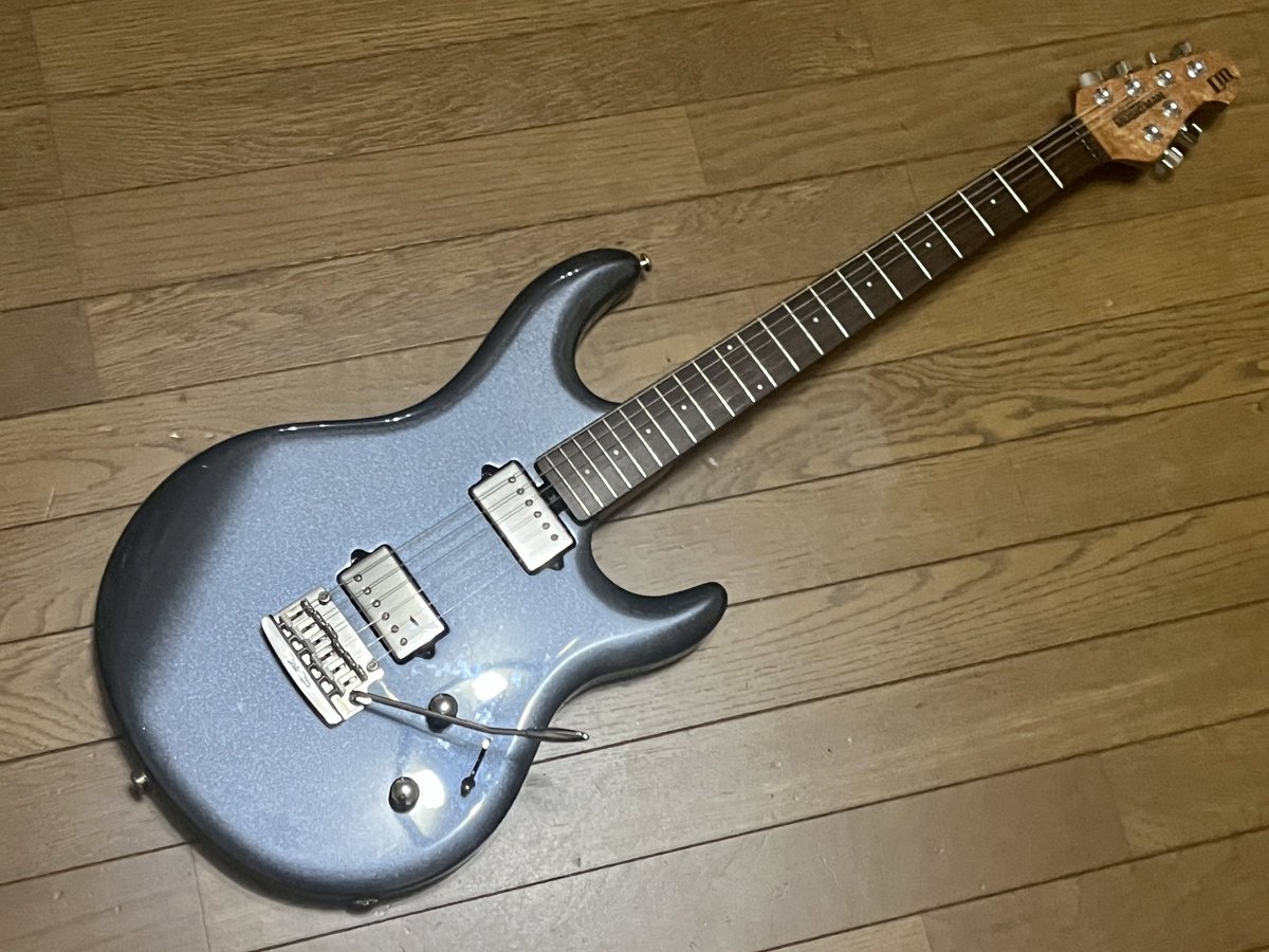 KAMIKAZE_KANZZY's tweet image. よく鳴るし弾きやすいのだが
自分がこれをライブで弾くことが想像できない

#MNG
#musicman
#LUKE3
#L III
#似合わなすぎる