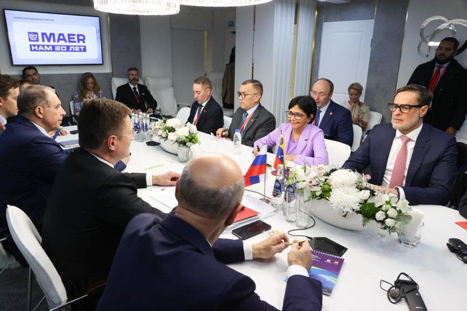 #13Oct La vicepresidenta Ejecutiva <a href="/delcyrodriguezv/">Delcy Rodríguez</a> y el viceprimer ministro de Rusia, Alexander Valentínovich Novak, revisaron acuerdos de cooperación suscritos entre ambas naciones. 
#VenezuelaEsVinotinto