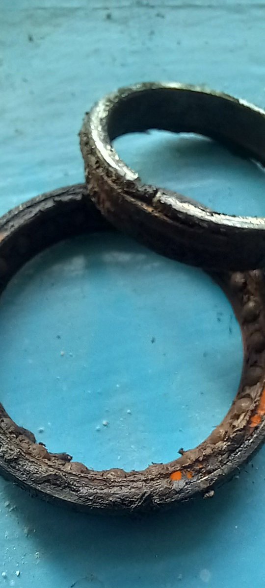 You know your sealed bearings are beyond when the inner race is in a serious relationship with the compression ring.

#headsets #bicycleservicing