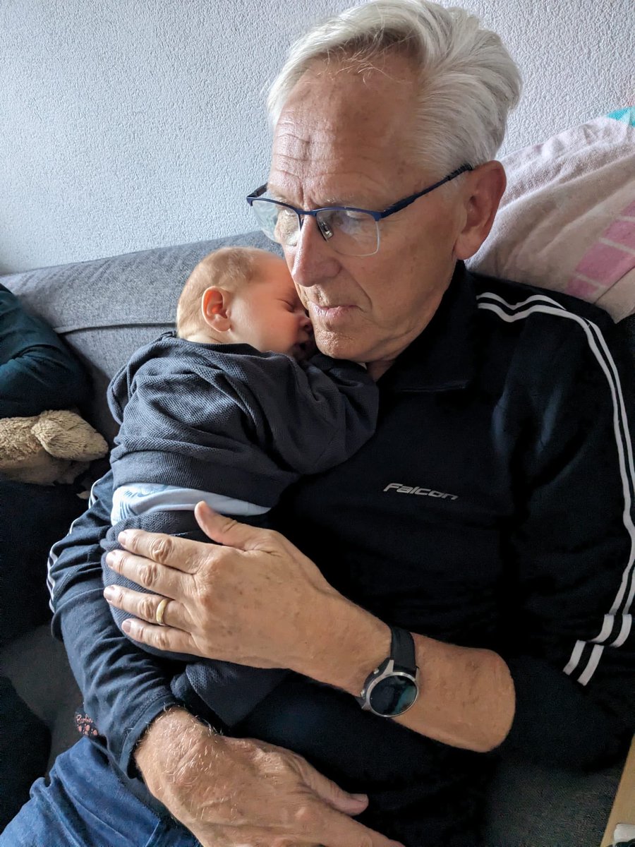 Mees ligt heerlijk veilig in mijn armen. Meer dan ooit koester ik deze momenten!