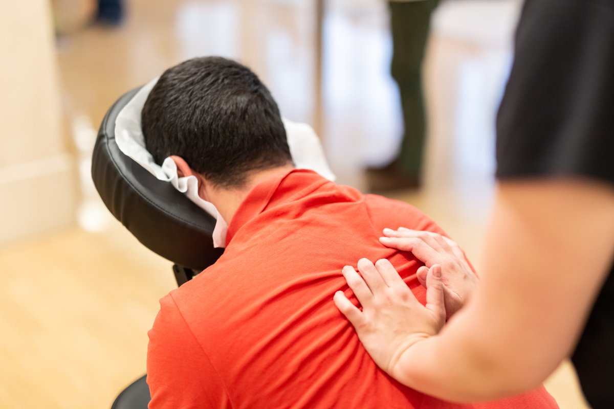 Feeling stressed and short on time? 🤔 We offer 20 or 35-minute chair massages!  Just a few minutes of chair massage can leave you feeling refreshed and relaxed, ready to tackle any task.  💪 #ChairMassage #BoostEfficiency #RelieveStress