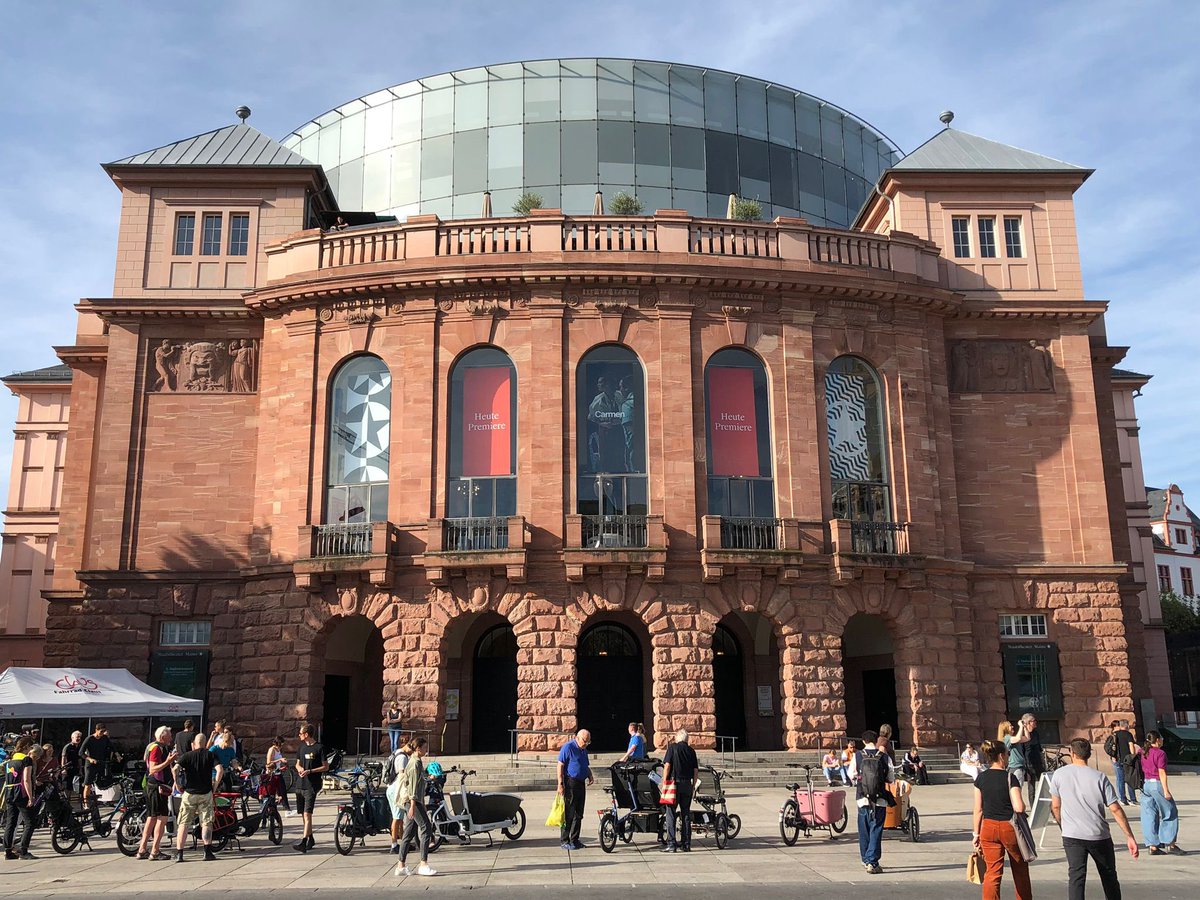 I was delighted to learn that @uniofleicester alumnus @KaraiLiam is performing as lead baritone (Escamillo) in Carmen  at Mainz opera house in Germany. Liam won the 2021 Frederic Cox Award and the @rncmlive Silver Award in 2021. #CitizensOfChange @LeicesterAlumni