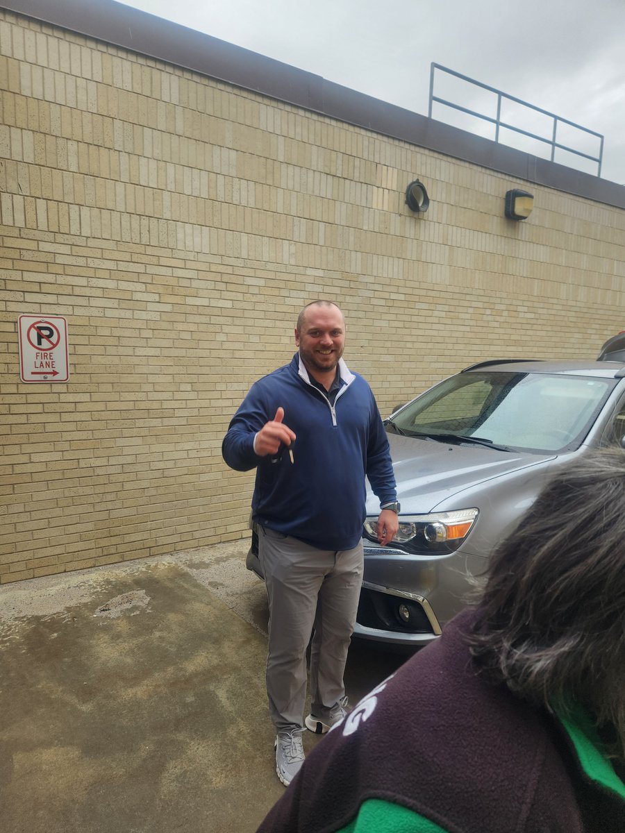 BrainPower191's tweet photo. @BrainPower191 thanks the Burnsville @Rotary including our very own @isd191 Superintendent Dr. Theresa Battle for helping with this week's deliveries through the rain and wind. @191CommunityEd #communitystrong #one191 @BrainPowerBowls https://t.co/12yci95eXa https://t.co/2Xal8E8Pow