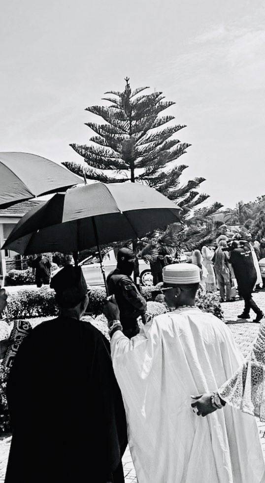 Wizkid covering/holding an umbrella for his Dad is some cultural heritage things