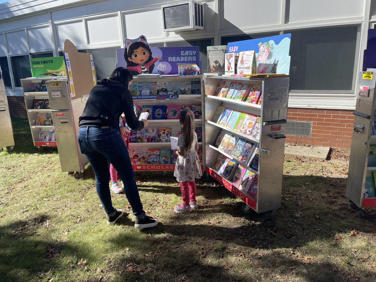 jaclynguidice's tweet photo. Thank you @OldMillPride PTA for a great book fair today! #NMerrickProud https://t.co/MQdTBc7hqj