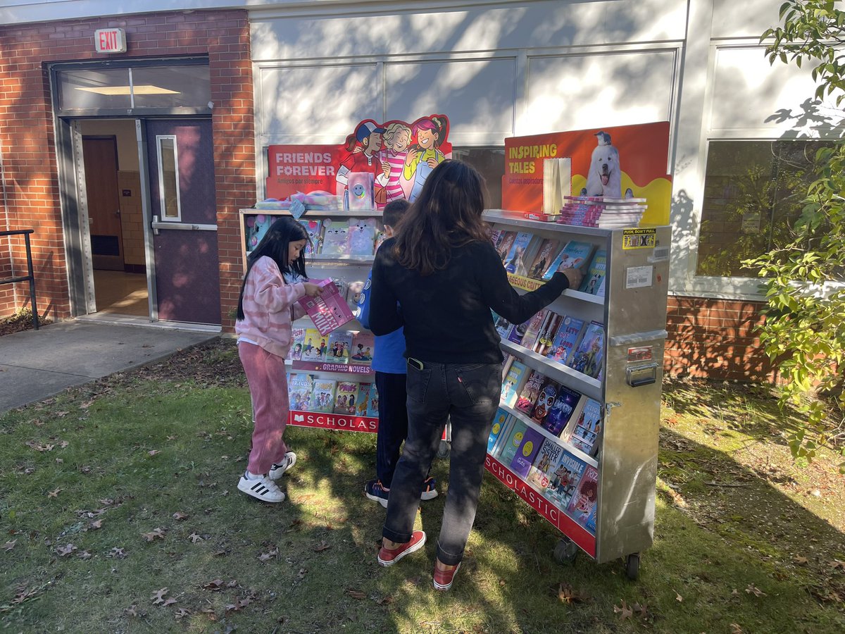 jaclynguidice's tweet photo. Thank you @OldMillPride PTA for a great book fair today! #NMerrickProud https://t.co/MQdTBc7hqj