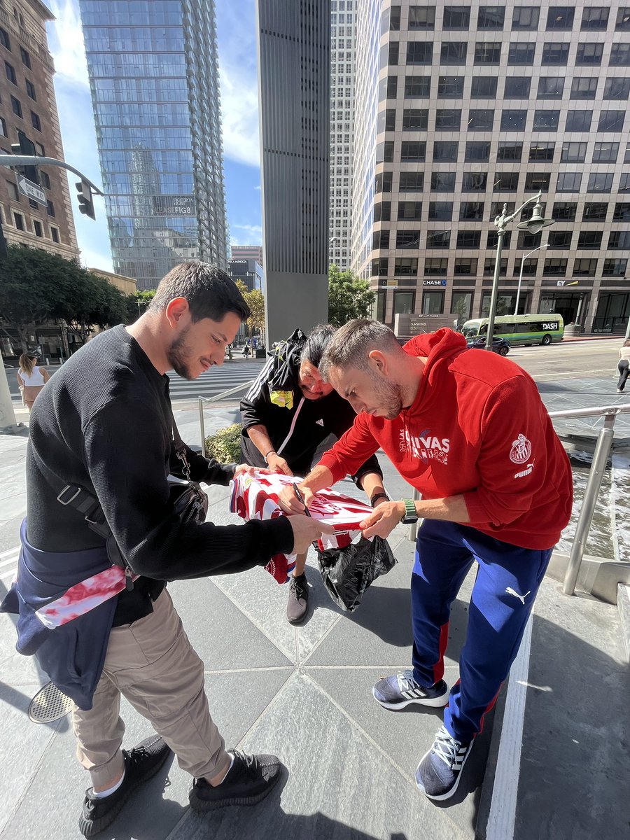 Chivas English (@chivasen_) on Twitter photo 🇮🇩 Thanks for the love, LA 🫶🏼
🤩 <a href="/AlexMayorga97/">Alejandro Mayorga</a> took some time to chat with these ChivaHermanos, he signed their jerseys and took some photos with them during our first morning in The City of Angels 🔥🏙️
#InItForLove 🐐 🇮🇩 Thanks for the love, LA 🫶🏼
🤩 <a href="/AlexMayorga97/">Alejandro Mayorga</a> took some time to chat with these ChivaHermanos, he signed their jerseys and took some photos with them during our first morning in The City of Angels 🔥🏙️
#InItForLove 🐐