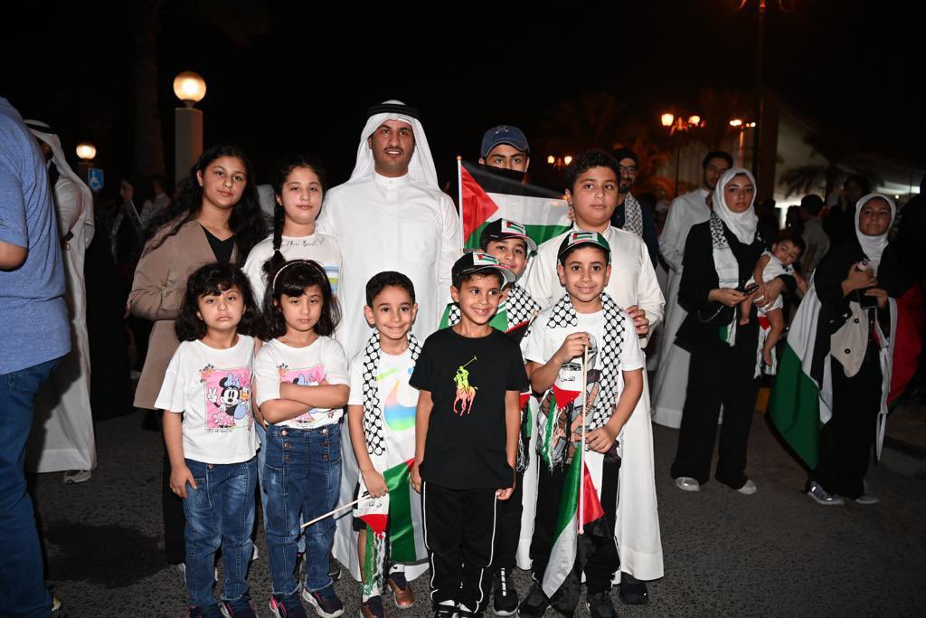 من ساحة الإرادة اليوم مع أبنائي نصرةً للقضية الفلسطينية وغرساً لهذه القضية في نفوس الجيل القادم.

قدرنا في الكويت بلد الحق والأحرار مناصرة قضايا الأمة جيلاً بعد جيل.

#جمعه_طوفان_الاقصي
#ساحه_الاراده
#غزه_الان