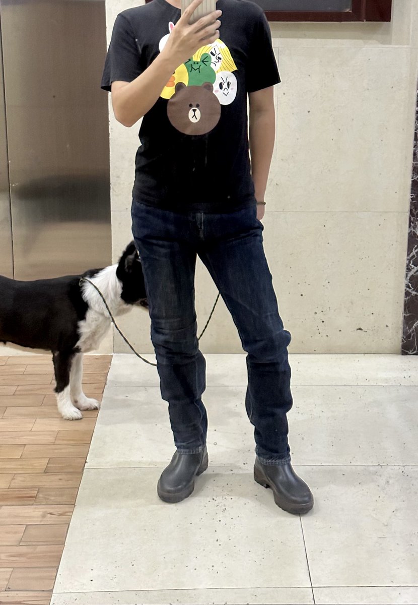 里面穿了过膝胶靴