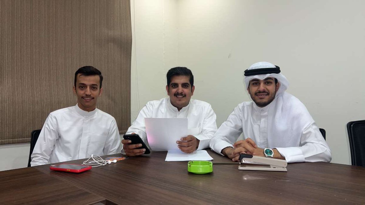 يشيلني ظهر أرض ولاّ بطِن حوت
طبعي لو أخلفه الزمن ، هوّ طبعي

مايضمن حزامه ويقدم على الموت
إلا اللي ربعه بالقسى مثل ربعي

<a href="/azizal3ardy/">عبدالعزيز عطالله العارضي</a> 
<a href="/Yousefal79an/">يـوسف سعد الحصان</a> 

#paaet 
#التطبيقي