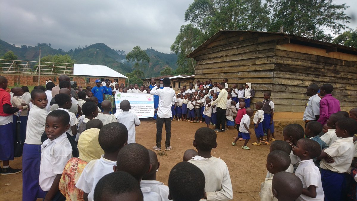 peace_drc's tweet photo. En chefferie de #NINDJA/Sud-Kivu, @peace_drc lance 1 campagne d sensibilisation ds élèves d 5 écoles primaires et secondaires sur l'importance de l'arbre et met en place ds clubs des élèves protecteurs d l'environnement. Ce projet Vijana tukinge manzigira est financé par @ffngouv https://t.co/rxvTkbqx89