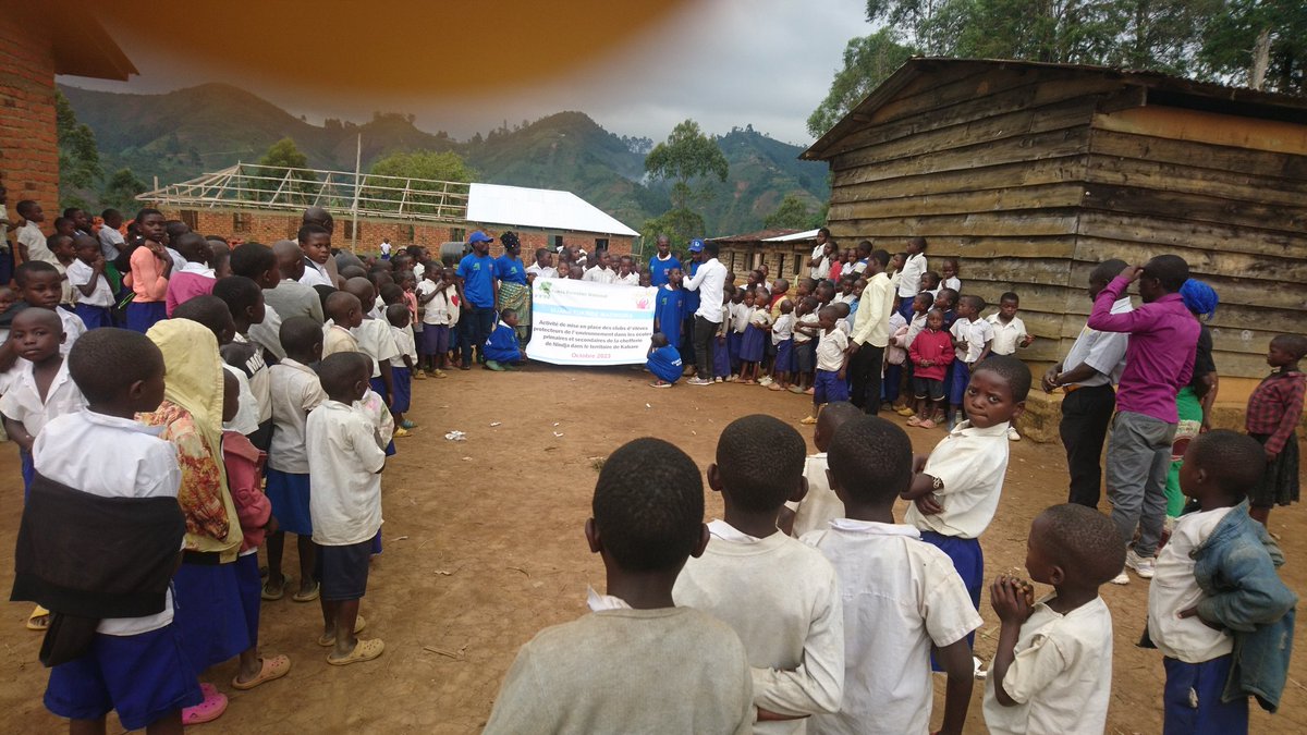 peace_drc's tweet photo. En chefferie de #NINDJA/Sud-Kivu, @peace_drc lance 1 campagne d sensibilisation ds élèves d 5 écoles primaires et secondaires sur l'importance de l'arbre et met en place ds clubs des élèves protecteurs d l'environnement. Ce projet Vijana tukinge manzigira est financé par @ffngouv https://t.co/rxvTkbqx89