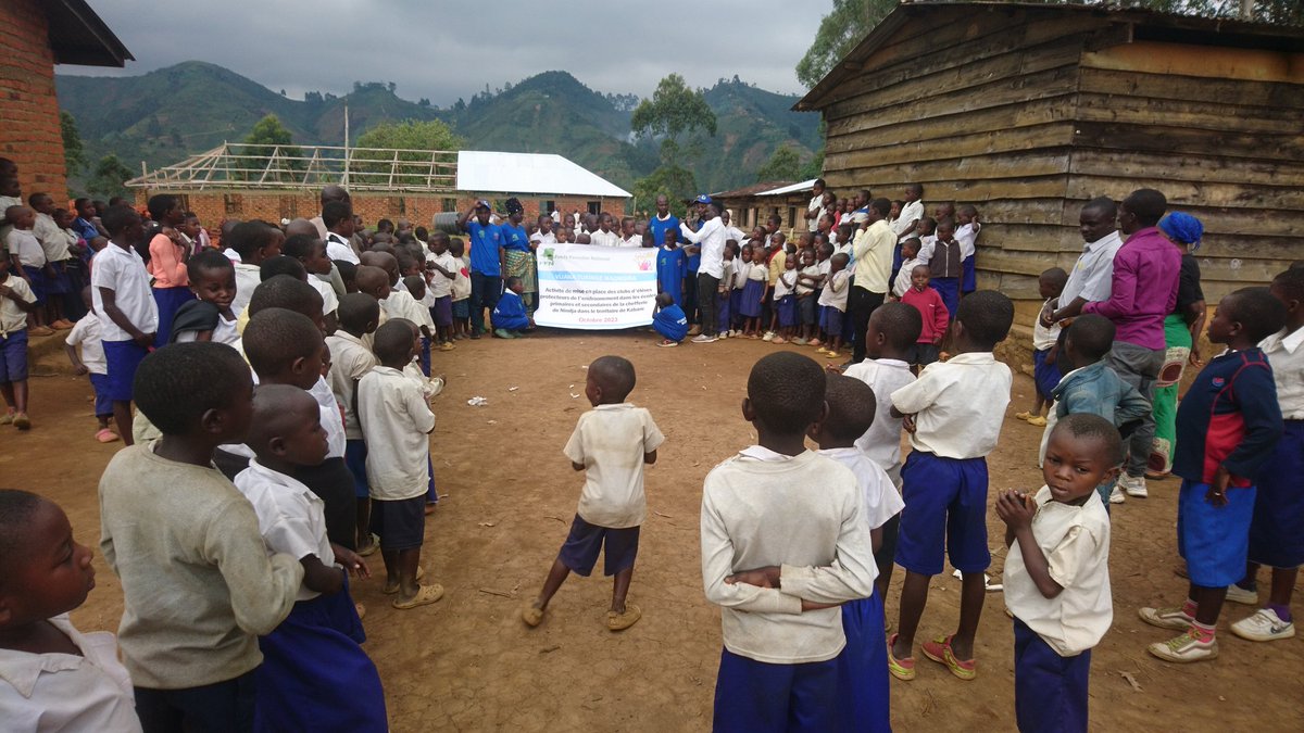 peace_drc's tweet photo. En chefferie de #NINDJA/Sud-Kivu, @peace_drc lance 1 campagne d sensibilisation ds élèves d 5 écoles primaires et secondaires sur l'importance de l'arbre et met en place ds clubs des élèves protecteurs d l'environnement. Ce projet Vijana tukinge manzigira est financé par @ffngouv https://t.co/rxvTkbqx89