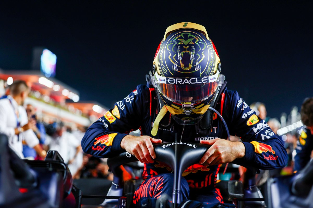 redbullshop's tweet image. *adds to cart* 🛒
Time to make some room on your shelf! Max's World Champion 2023 Mini Helmet is now available to order in scales 1:2 and 1:4. 👉 win.gs/3RXYQqh
#F1 #racing #minihelmets