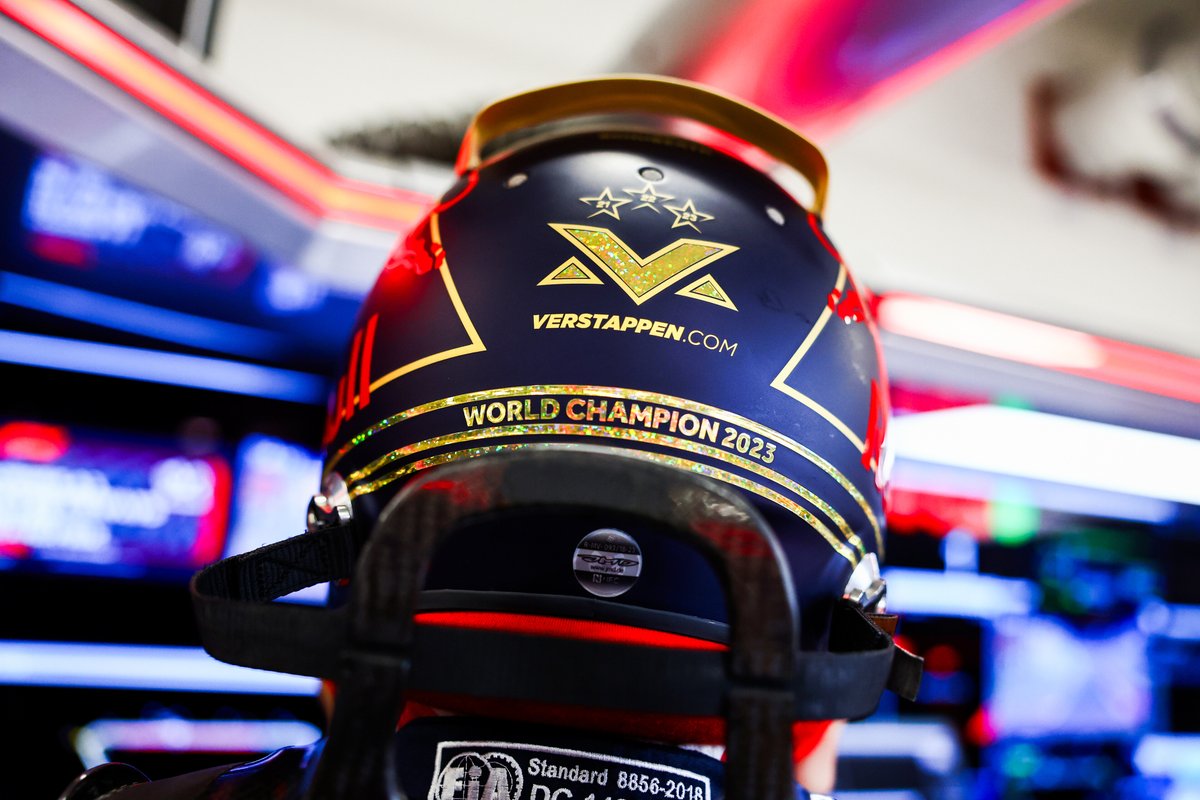 redbullshop's tweet image. *adds to cart* 🛒
Time to make some room on your shelf! Max's World Champion 2023 Mini Helmet is now available to order in scales 1:2 and 1:4. 👉 win.gs/3RXYQqh
#F1 #racing #minihelmets